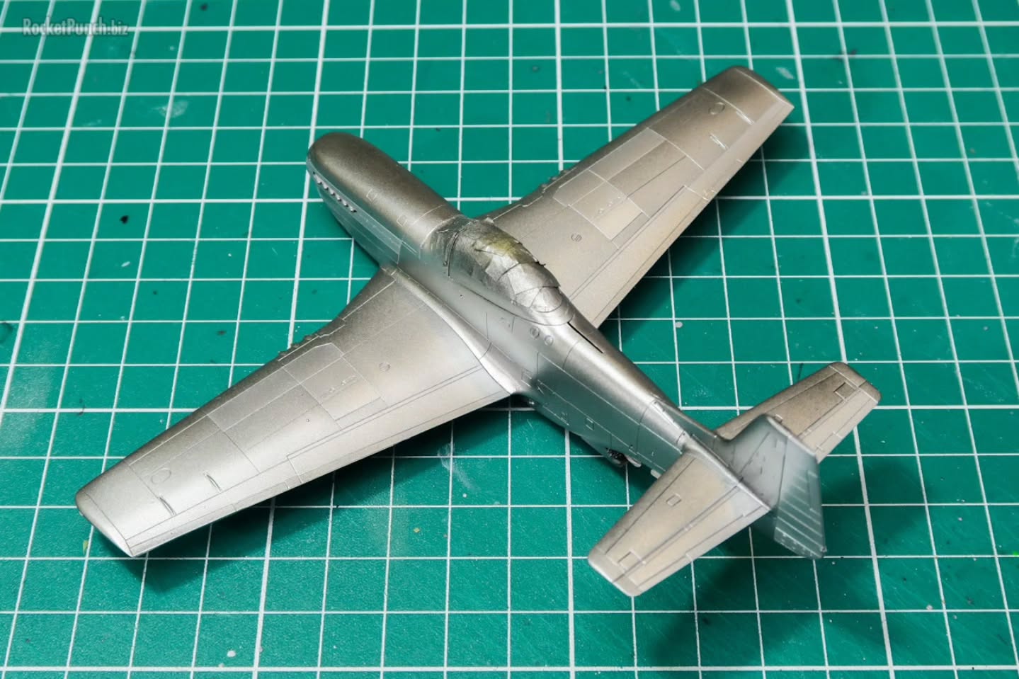 1/72 Hasegawa P-51K Mustang
.
The metalic silver color is painted over a black base to get the most opacity. I then masked off some panels and painted a darker shade of silver for variation.
.
#72scale #hasegawa #scalemodels
