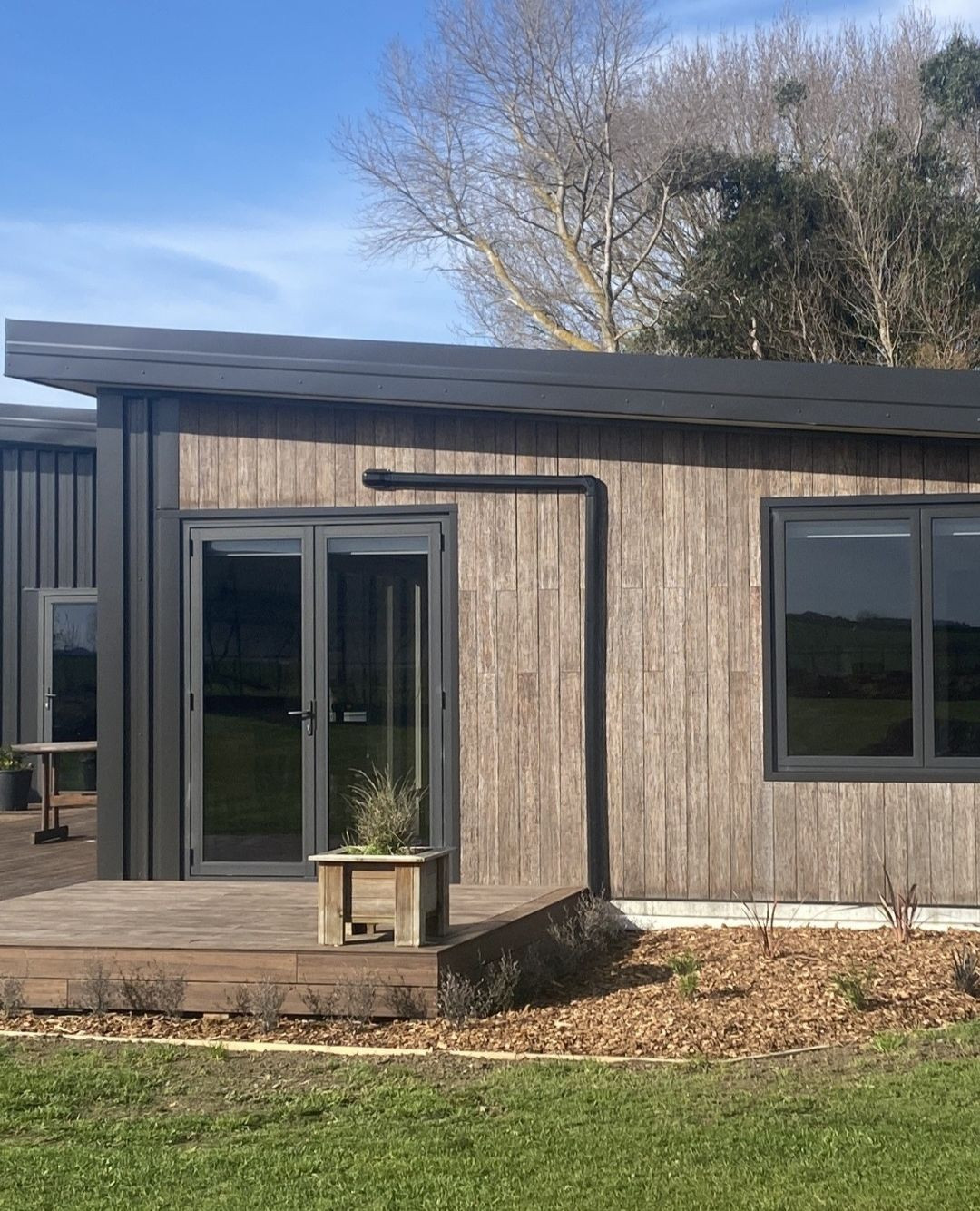 ✨️This beautiful home in Palmerston North showcasing bamboo X-treme cladding and decking! 💚
Bamboo isn’t just for flooring or interiors anymore. Around the world, it’s proving itself as a robust, beautiful, and sustainable exterior material. Engineered products such as Bamboo X-treme® cladding are heat-treated, compressed, and stabilised for outdoor performance. 🌱
#plantationbamboo #bamboo #cladding #bamboocladding #xtreme #xtremecladding #xtremedecking #bamboodecking #sustainablebamboo #sustainable #durable #beautiful #inspiration #claddinginspo #newbuild #nzbuilder #nzbuild #newzealand #nzdesign #architecture #buildgreen #ecofriendly #ecological #strong #nzbuilding