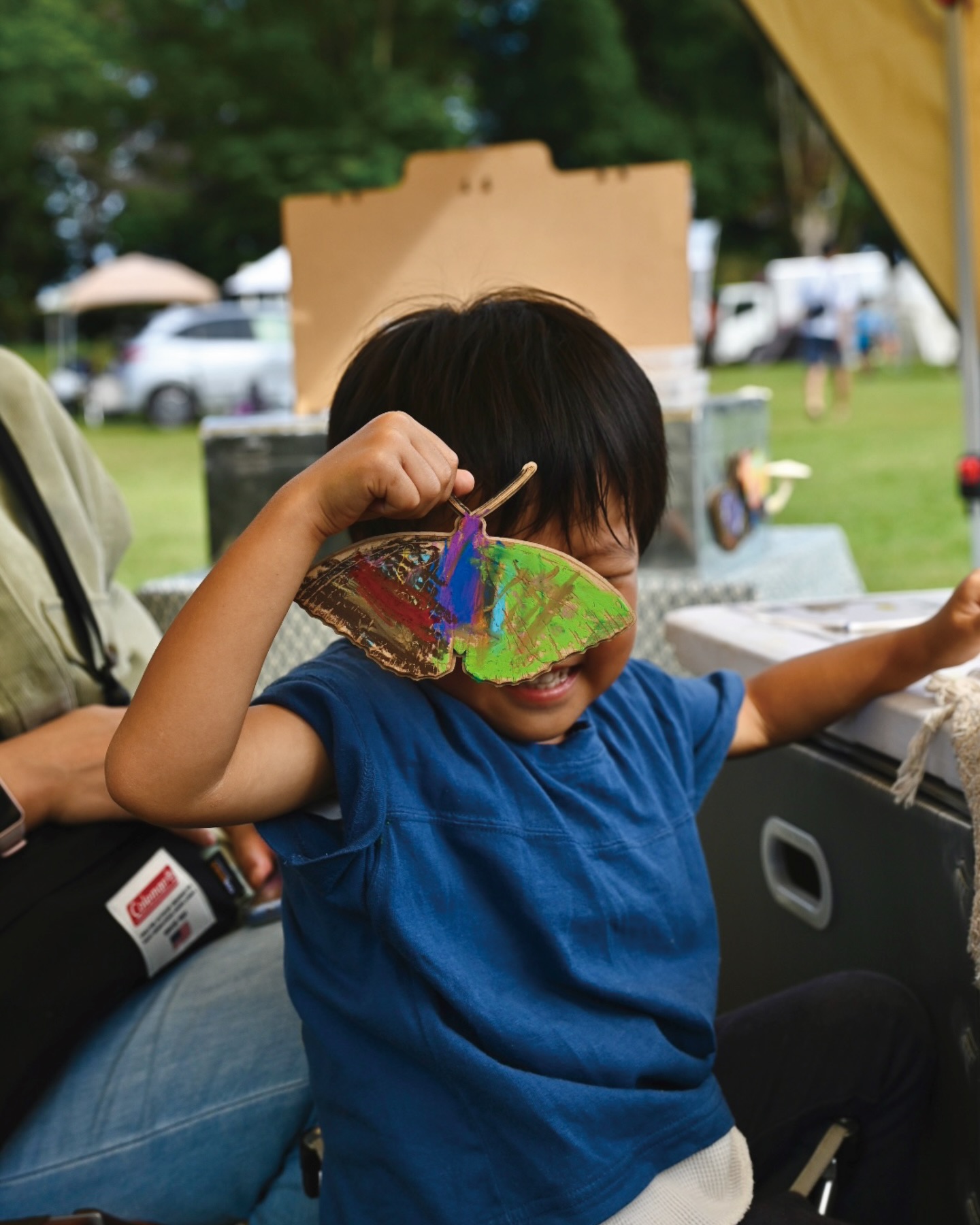 明日からの二日間、八王子オープンファクトリーが開催されます🌳
_____________________________
八王子オープンファクトリーとは?🔍
八王子市内を中心に、地域に根ざすのさまざまな企業の“ものづくりの現場”を一般公開するイベントです。
普段は見ることのできない制作の裏側を体験できるほか、ワークショップや販売、見学ツアーなどを通して、作り手と直接つながれる特別な二日間。
子どもから大人まで楽しめる、八王子のものづくり文化を感じられるイベントです。
_____________________________
KNOCK DESIGNでは『TOKYO FARM VILLAGE』 様(磯沼牧場様)の芝生エリアにあるパーゴラの下をお借りして、ワークショップを開催します。
日曜日の下記の時間帯はまだ空きがございますので、
気になる方はオープンファクトリー公式サイトから詳細をご覧ください。
https://site2.convention.co.jp/hachi-of/
13:00スタート 3枠
15:00スタート 3枠
参加をご希望の方は、当日ブースに置いてある『予約表』へご記入のうえ、開始時間の10分ほど前にブースへお越しください。
※時間帯によって TOKYO FARM VILLAGE様隣接の駐車場が満車となる場合がございます。
余裕を持ってお越しいただき、満車時は近隣のコインパーキングをご利用ください。
また、「岩魚のからくり」の他に、
「じぶんでつくる いきものマグネット」も持っていく予定です。
こちらはご予約不要で、席に空きがありましたらすぐに参加可能です。
土日とも晴れ予報で気持ちの良い2日間になりそうです。
屋外での開催となりますので、寒くない格好でお越しください。