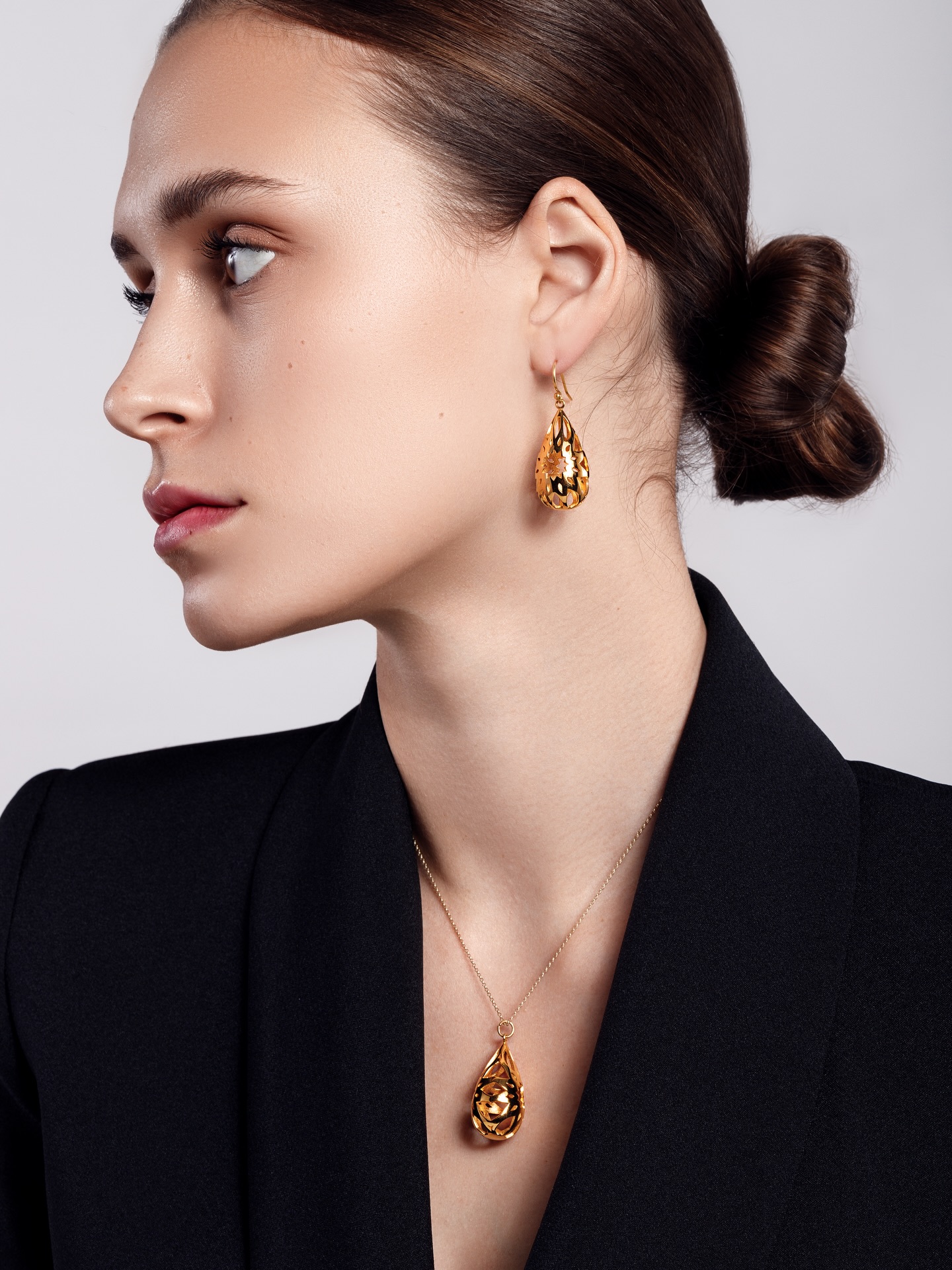 This piece began with a simple idea: letting light move through gold. The openwork geometry creates a quiet play of shadow and structure, giving the pendant a sense of depth while keeping it light and delicate on the body. I’ve always been drawn to patterns that feel both precise and organic, structured, yet soft.
For me, jewelry is not only about ornament, but about balance: between light and form, strength and elegance.
#sanazdoost #finejewellery #18kgold #thisiscouture