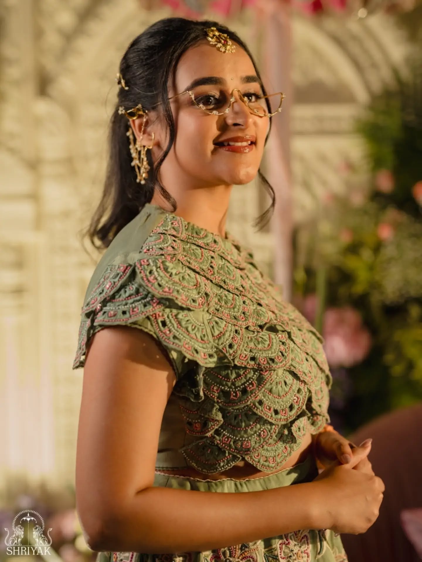 Aarya’s mehendi unfolded in the best way ✨
With family close, feet on the dance floor, and smiles in every frame.
Decor: @kaluvaevents
Venue: @sector.n_hyd
.
.
#mehendi #weddingphotographer #MehendiDecor #LuxuryWeddingPhotography #Shriyak