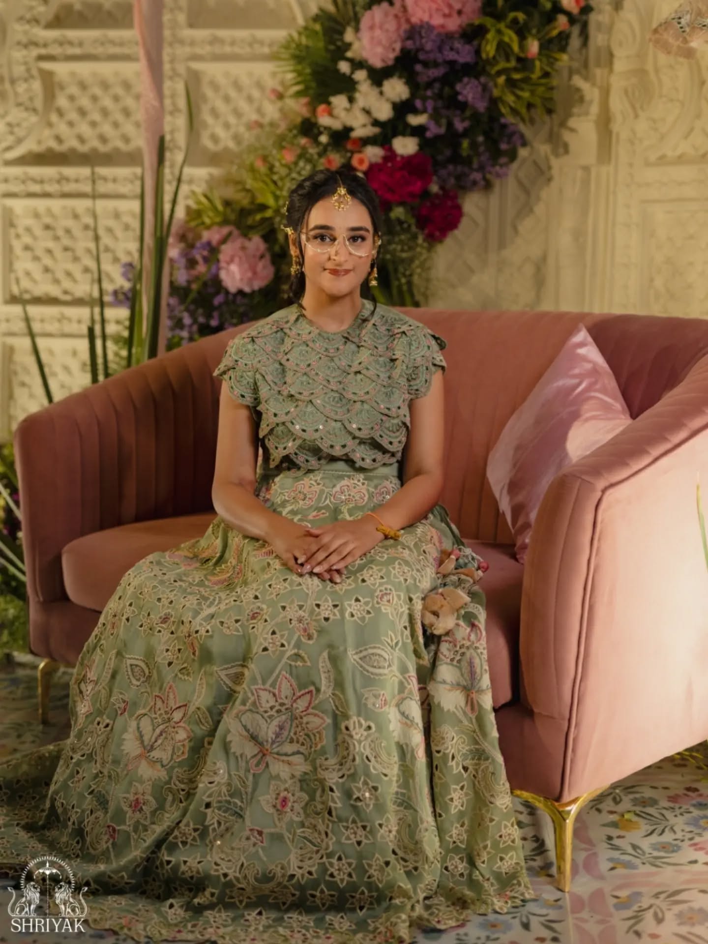 Aarya’s mehendi unfolded in the best way ✨
With family close, feet on the dance floor, and smiles in every frame.
Decor: @kaluvaevents
Venue: @sector.n_hyd
.
.
#mehendi #weddingphotographer #MehendiDecor #LuxuryWeddingPhotography #Shriyak